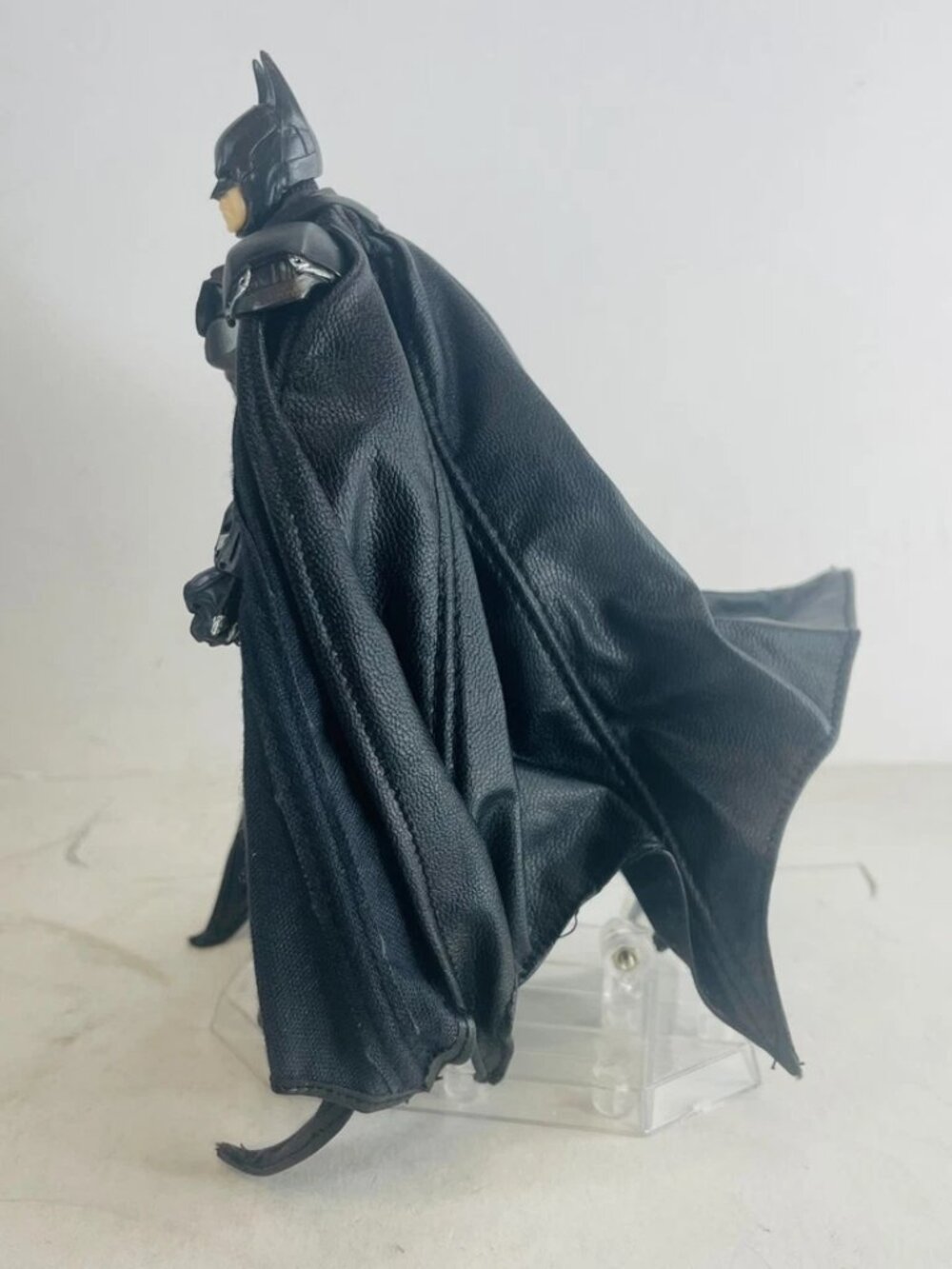 Batman Arkham Knight Action Figure 6.5" w/ Accessory Hands & Stand Base - Picture 3 of 8